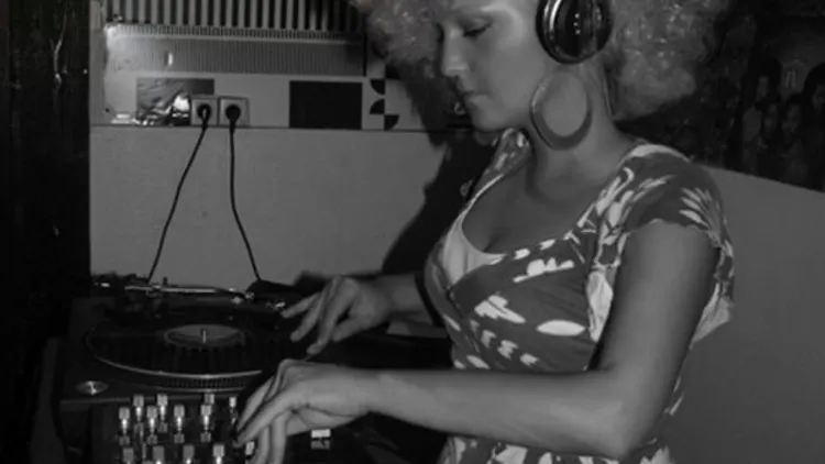 Dj Foxybee