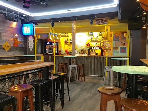 California Avenue Bar Paris