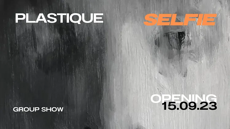 Vernissage Plastic Selfie