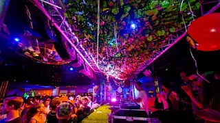 Vendredis: La Soirée des 30 ans et +....