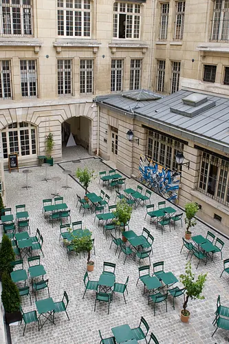 Café Cour Restaurant Paris