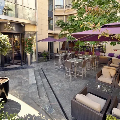 Chiller chic en terrasse à l'hôtel Hilton Arc-de-Triomphe
