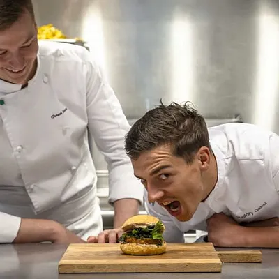 Deux burgers signés Yannick Alléno et Mallory Gabsi chez Père & Fils