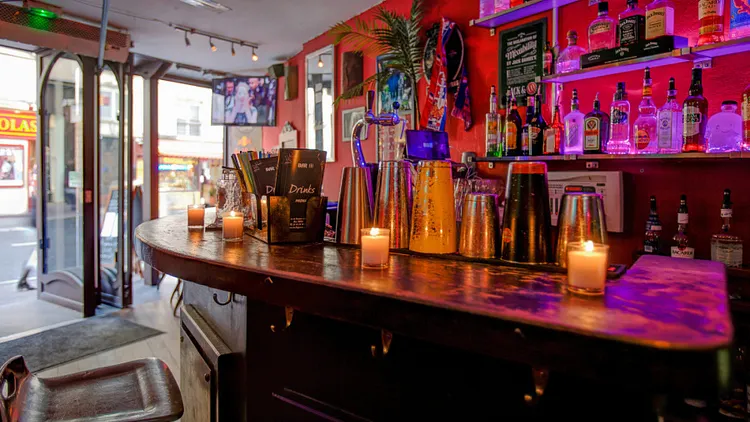HAPPY HOUR & TAPAS