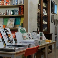 Chez les libraires associés