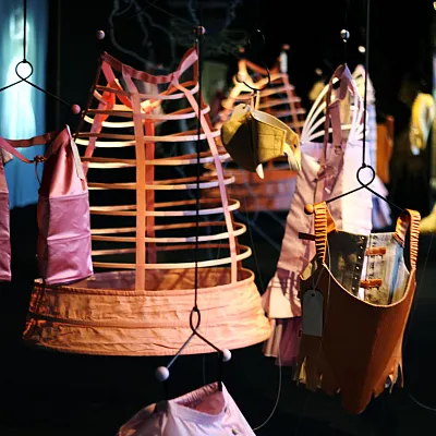 La mécanique des dessous aux Arts Déco : l'expo qui se déshabille
