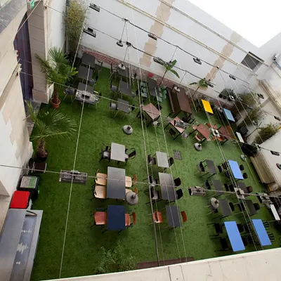 Le Café Caché, une petite terrasse cachée dans le 104