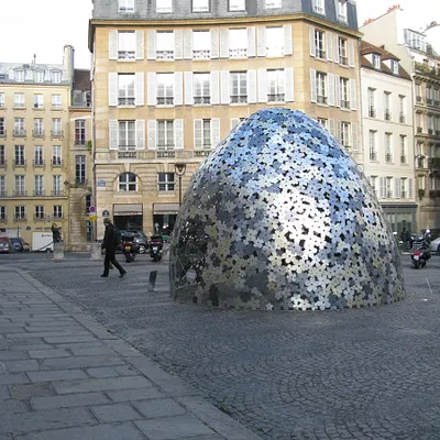 Un Bouquet de Fleurs en métal sur la place de l'Odéon