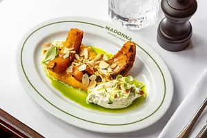 Madonna, osteria parisienne