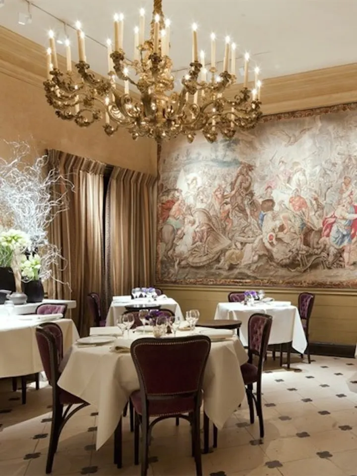 本 L'AMBOISIE PLACE DES VOSGES A PARIS